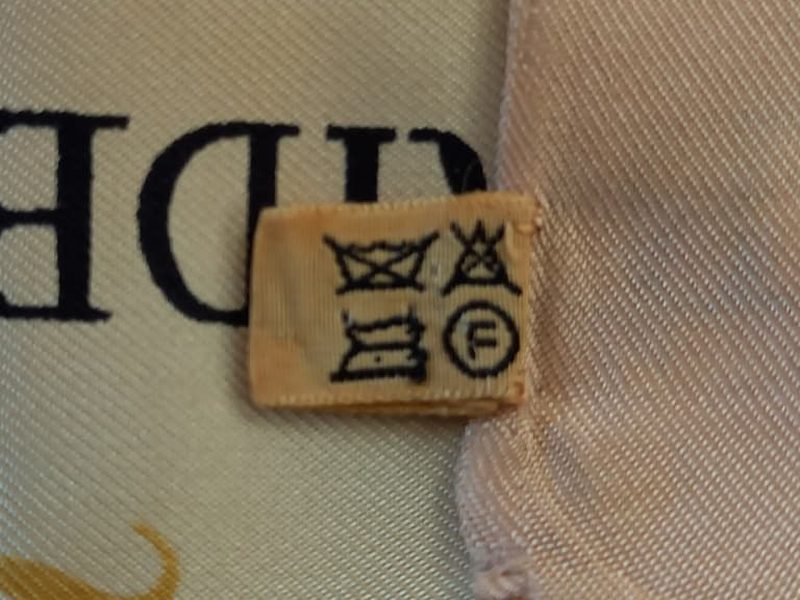 Care label of the Hermès scarf Brides de Gala