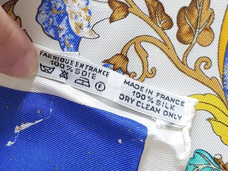 Care label of the Hermès scarf Pierres d'Orient et d'Occident
