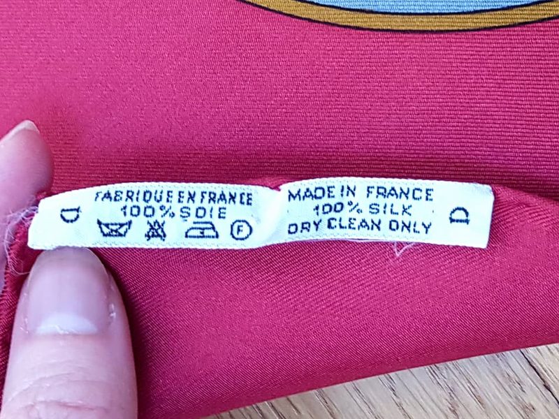 Care label of the Hermès scarf Springs